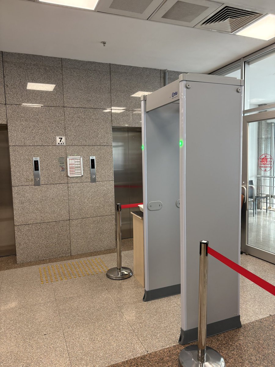 İstanbul Çağlayan Adliyesi keyfî uygulamalar yüzünden utanç merkezi olmuştur.

Adliyenin 7. katında ancak Cumhuriyet Savcılarının katipleriyle telefon aracılığıyla görüşebildiğimiz alana X-Ray cihazı konması AÇIKÇA KEYFÎDİR.

Avukatların adliyede kısıtlamaya maruz kalması günümüz