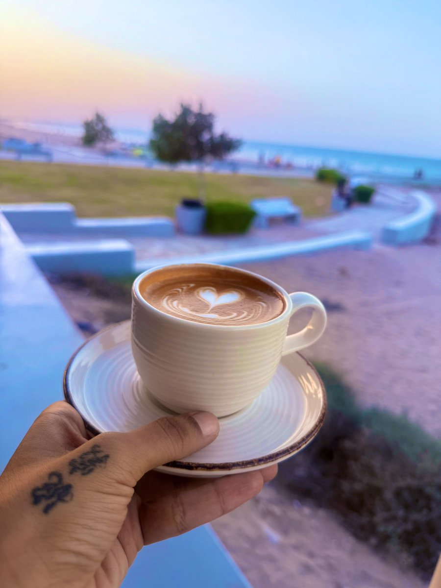 Geeky_Foodie's tweet image. The art and the artist! 

This artist only masters in the art of drinking coffee and admiring the world from a window seat with a cup in one hand and camera in the other 😍#Kaapiness 

#AboutYesterday #ChasingSunsets