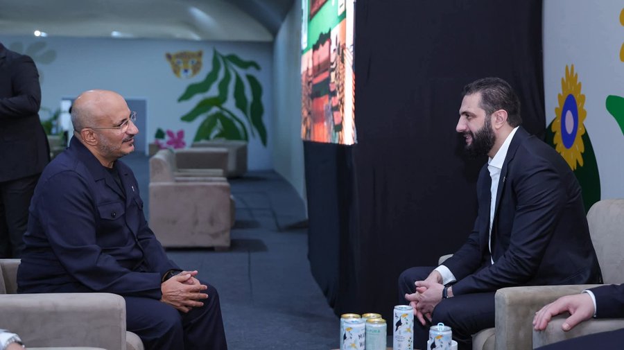 ماامسى في دمشق أصبح في صنعاء ✌️
على درب الحرية والكرامة عازمون
لا تراجع ولا استسلام
نصر او استشهاد ✌️🇾🇪✌️
تحذير ممنوع دخول اصحاب القلوب الضيقه والزنابيل 😉
القادة في صورة
القائد طارق صالح مع رئيس سوريا
القائد العظيم احمد الشرع حفظهم الله ورعاهم 🤲