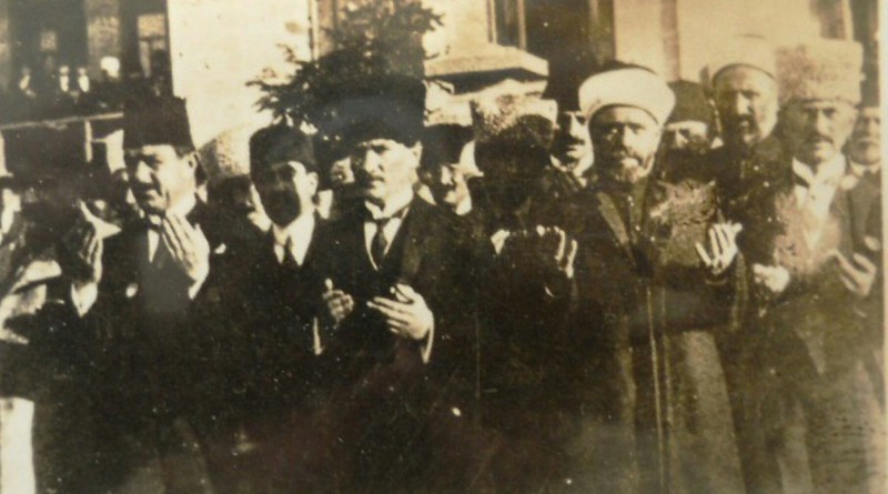 ilbilgemedya's tweet image. “Meclisi dualarla açan Atatürk, Diyanet’i de kurmuştur. 

Atatürk’e mevlid okunmasından ancak Yunan rahatsız olur.”