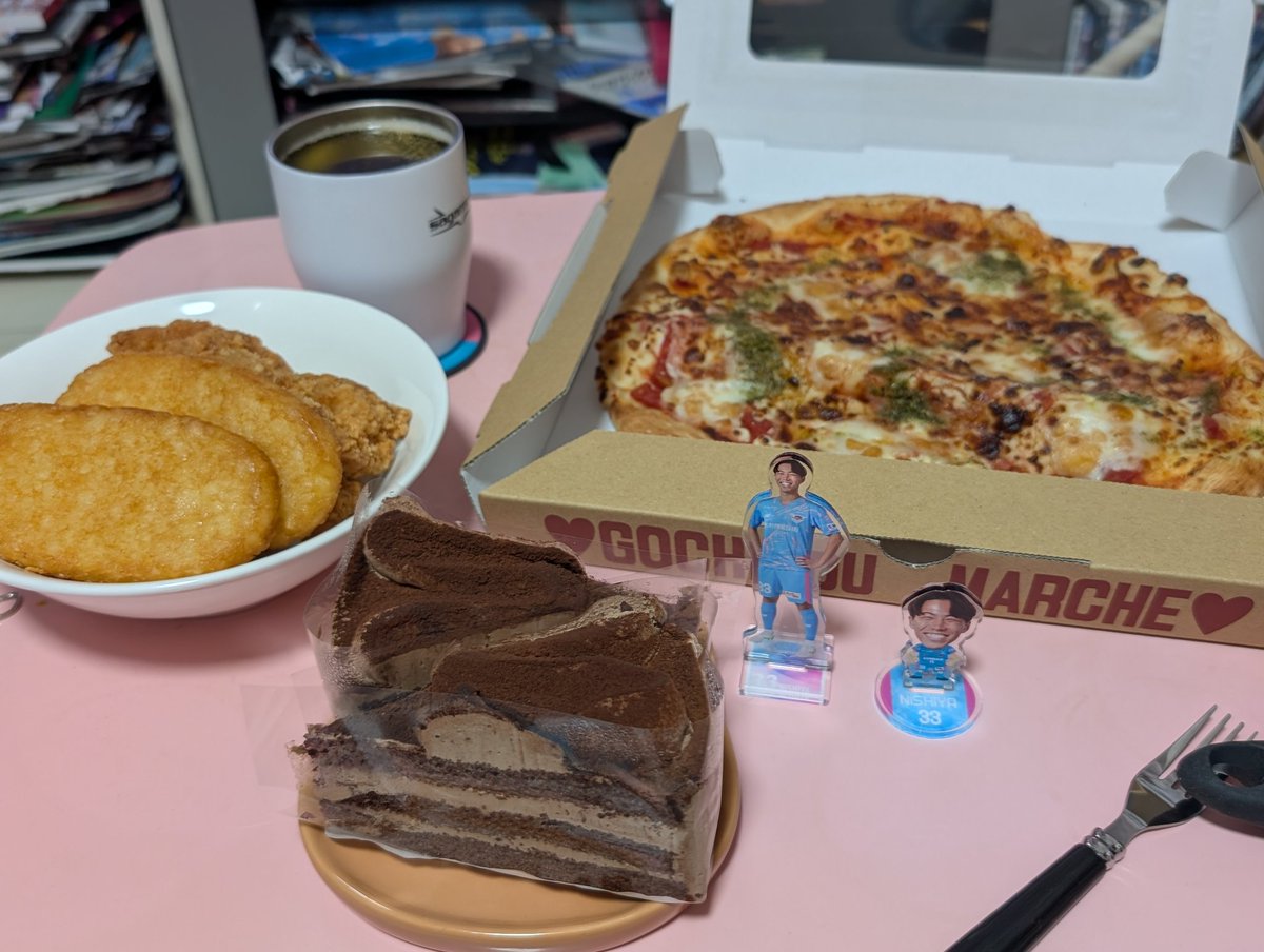 9b047xcVgW49139's tweet image. 今日は健人くんのお誕生日なので、ロピアのピザ🍕と色々な食べ物を用意して、ささやかなお祝いをしました🎂‼️健人くんにとって、素敵な1年になりますように😊✨
 #サガン鳥栖
 #西矢健人
 #ロピア
 #マルゲリータピザ
 #ショコラトルテケーキ