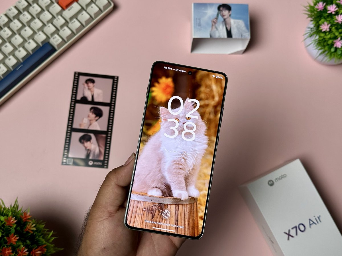 SalimBabaTech's tweet image. Motorola X70 Air In The House Dubai 🇦🇪
6.67&quot; 1.5K 120Hz OLED Display,
5.99mm. Snapdragon 7Gen4
4800mAh.  68W
50MP GNJ (OIS) (1/1.56&quot;) + 50MP UW
50MP Front
Price In China 🇨🇳 2399 Yuan. 29,800₹