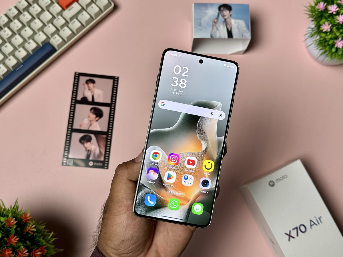 SalimBabaTech's tweet image. Motorola X70 Air In The House Dubai 🇦🇪
6.67&quot; 1.5K 120Hz OLED Display,
5.99mm. Snapdragon 7Gen4
4800mAh.  68W
50MP GNJ (OIS) (1/1.56&quot;) + 50MP UW
50MP Front
Price In China 🇨🇳 2399 Yuan. 29,800₹