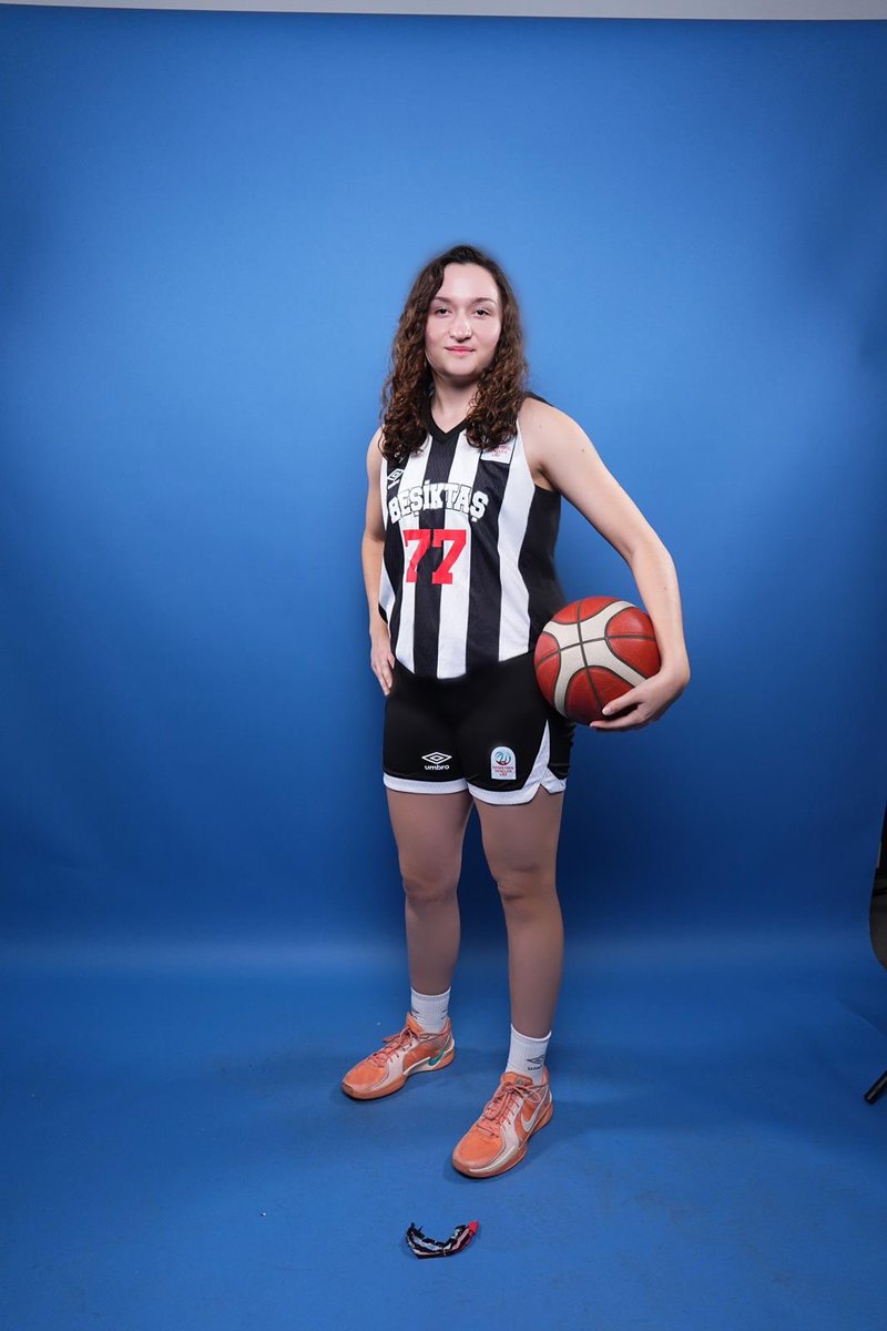 Sevinç <a href="/Besiktas/">Beşiktaş JK</a>  U18 /BGL 
Beşiktaş stadında Media Day 
Gurur duydum kızım. Beşiktaş ailesi🦅🦅🦅
9 yaşında başlayan basketbol hikayende Türkiyenin en iyi takımlarından birinde harika bir ailenin içinde ve çok mutlu olduğun için çok mutluyum. Başarılarının devamını dilerim.