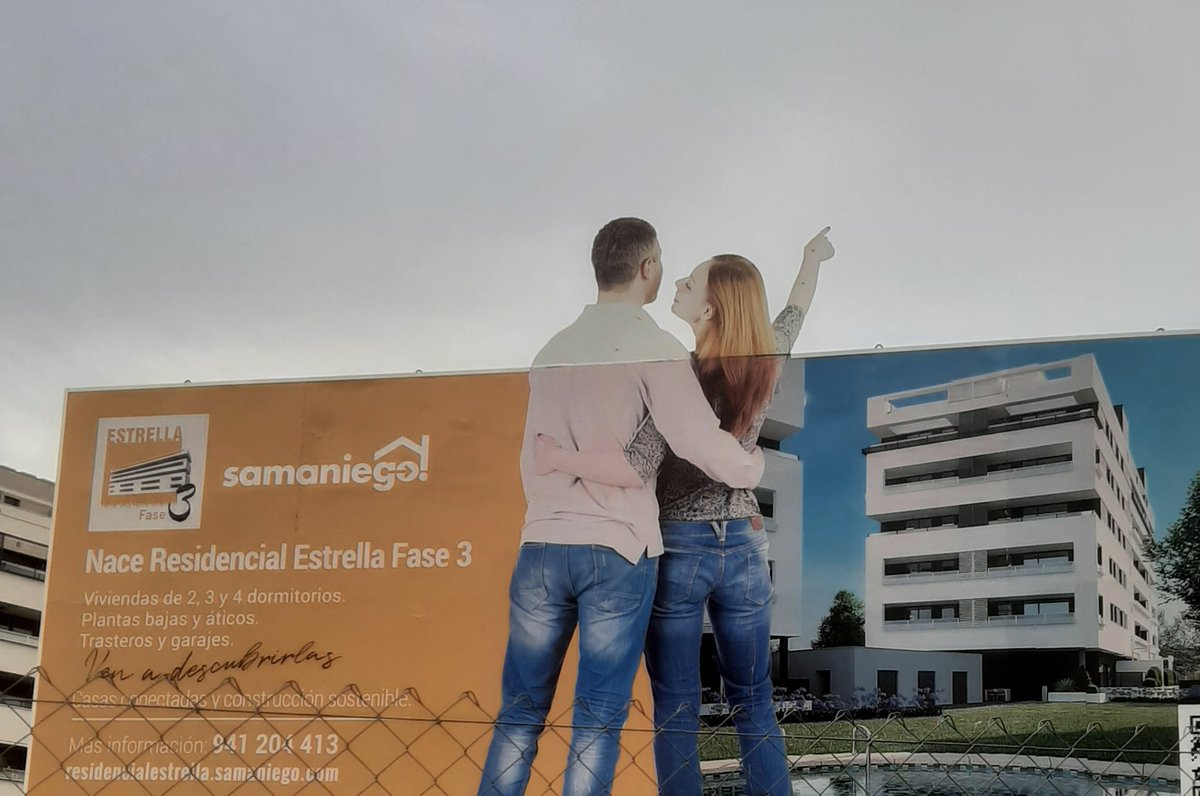 Este anuncio es la metáfora perfecta de lo que supone meterse en una hipoteca.  
"hasta el cuello y más"