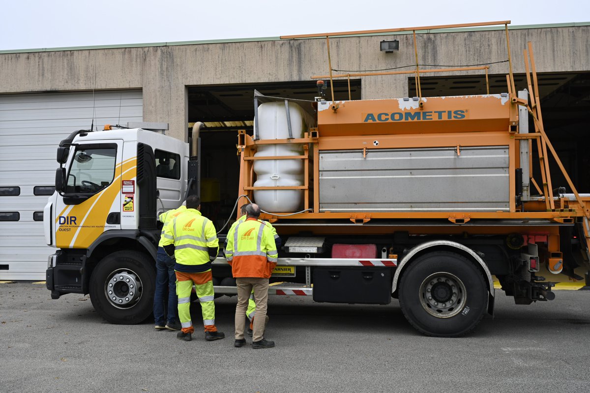 Prêts pour l’hiver !❄️
Chaque année, nos équipes se forment pour être prêtes à affronter la neige et le verglas. Au programme :
✅Manipulation des engins
✅Rappel des fonctions de la saleuse et des règles d'exploitation
✅Échanges et retours d’expérience
