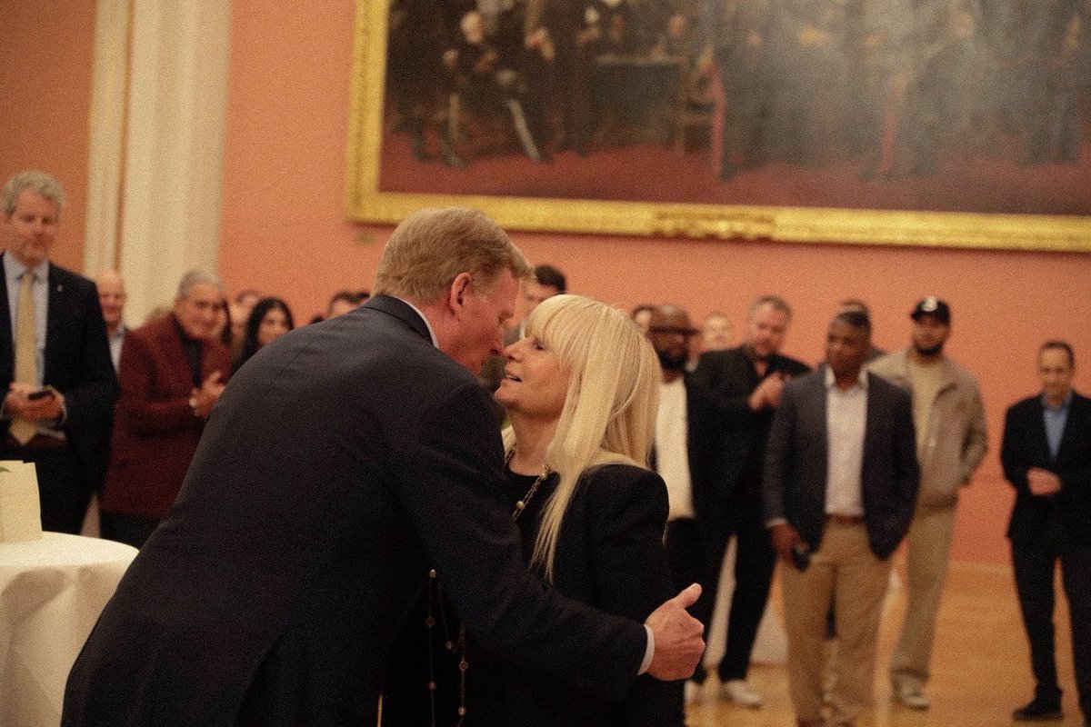Innensenatorin's tweet photo. Berlin im Football-Fieber!

Im Roten Rathaus trifft heute Berliner Sportgesellschaft auf amerikanische Sportleidenschaft. Gemeinsam mit NFL-Commissioner Roger Goodell, Innen- und Sportsenatorin Iris Spranger, dem Regierenden Bürgermeister Kai Wegner (@regberlin) und zahlreichen deutschen und amerikanischen Gästen aus Politik, Gesellschaft und Sport feiert Berlin seine Rolle als Host City des NFL Berlin Game 2025.

Sportsenatorin Iris Spranger:
„Hier, in unserer Stadt, schreiben wir an diesem Wochenende Sportgeschichte. Zum ersten Mal findet ein reguläres NFL-Saisonspiel im @olympiastadionberlin statt. Ich bin mir sicher, das ist erst der Anfang. Denn die NFL und Berlin werden im Rahmen der Spielserie noch viele gemeinsame Kapitel schreiben.“

Roger Goodell, General Manager, NFL International:
„Ich danke der Sportsenatorin für ihren Einsatz. Ich habe sie letztes Jahr in München kennengelernt. Sie weiß exakt, was sie will und sie lässt nicht zu, dass sich dem etwas in den Weg stellt. Das schätze ich sehr an ihr.“

Die wieder auflebende Partnerschaft im Rahmen der Spielserie der @nfl und Berlin knüpft an die Erinnerungen der 1990er-Jahre an und transformiert diese in eine neue Ära. 

#NFLBerlinGame #Sportmetropole #SenInnSport #BerlinGame2025 #Berlin #AmericanFootball