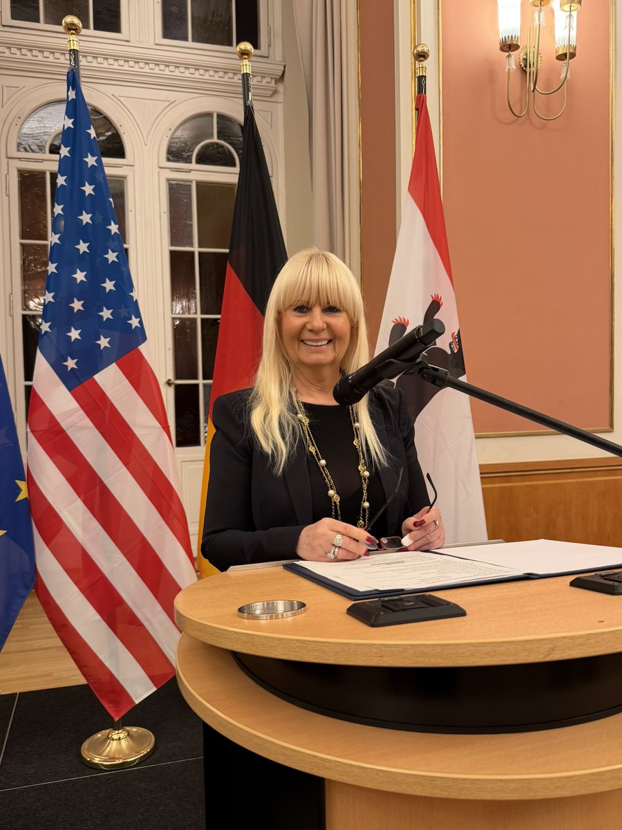 Innensenatorin's tweet photo. Berlin im Football-Fieber!

Im Roten Rathaus trifft heute Berliner Sportgesellschaft auf amerikanische Sportleidenschaft. Gemeinsam mit NFL-Commissioner Roger Goodell, Innen- und Sportsenatorin Iris Spranger, dem Regierenden Bürgermeister Kai Wegner (@regberlin) und zahlreichen deutschen und amerikanischen Gästen aus Politik, Gesellschaft und Sport feiert Berlin seine Rolle als Host City des NFL Berlin Game 2025.

Sportsenatorin Iris Spranger:
„Hier, in unserer Stadt, schreiben wir an diesem Wochenende Sportgeschichte. Zum ersten Mal findet ein reguläres NFL-Saisonspiel im @olympiastadionberlin statt. Ich bin mir sicher, das ist erst der Anfang. Denn die NFL und Berlin werden im Rahmen der Spielserie noch viele gemeinsame Kapitel schreiben.“

Roger Goodell, General Manager, NFL International:
„Ich danke der Sportsenatorin für ihren Einsatz. Ich habe sie letztes Jahr in München kennengelernt. Sie weiß exakt, was sie will und sie lässt nicht zu, dass sich dem etwas in den Weg stellt. Das schätze ich sehr an ihr.“

Die wieder auflebende Partnerschaft im Rahmen der Spielserie der @nfl und Berlin knüpft an die Erinnerungen der 1990er-Jahre an und transformiert diese in eine neue Ära. 

#NFLBerlinGame #Sportmetropole #SenInnSport #BerlinGame2025 #Berlin #AmericanFootball