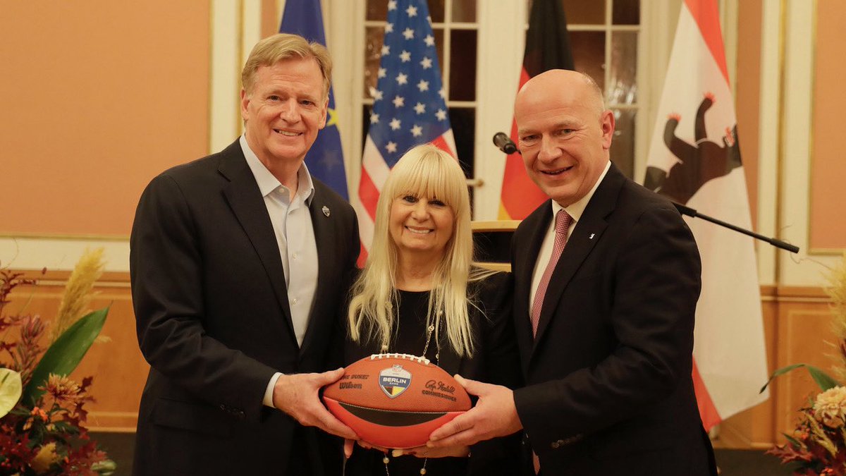 Innensenatorin's tweet photo. Berlin im Football-Fieber!

Im Roten Rathaus trifft heute Berliner Sportgesellschaft auf amerikanische Sportleidenschaft. Gemeinsam mit NFL-Commissioner Roger Goodell, Innen- und Sportsenatorin Iris Spranger, dem Regierenden Bürgermeister Kai Wegner (@regberlin) und zahlreichen deutschen und amerikanischen Gästen aus Politik, Gesellschaft und Sport feiert Berlin seine Rolle als Host City des NFL Berlin Game 2025.

Sportsenatorin Iris Spranger:
„Hier, in unserer Stadt, schreiben wir an diesem Wochenende Sportgeschichte. Zum ersten Mal findet ein reguläres NFL-Saisonspiel im @olympiastadionberlin statt. Ich bin mir sicher, das ist erst der Anfang. Denn die NFL und Berlin werden im Rahmen der Spielserie noch viele gemeinsame Kapitel schreiben.“

Roger Goodell, General Manager, NFL International:
„Ich danke der Sportsenatorin für ihren Einsatz. Ich habe sie letztes Jahr in München kennengelernt. Sie weiß exakt, was sie will und sie lässt nicht zu, dass sich dem etwas in den Weg stellt. Das schätze ich sehr an ihr.“

Die wieder auflebende Partnerschaft im Rahmen der Spielserie der @nfl und Berlin knüpft an die Erinnerungen der 1990er-Jahre an und transformiert diese in eine neue Ära. 

#NFLBerlinGame #Sportmetropole #SenInnSport #BerlinGame2025 #Berlin #AmericanFootball