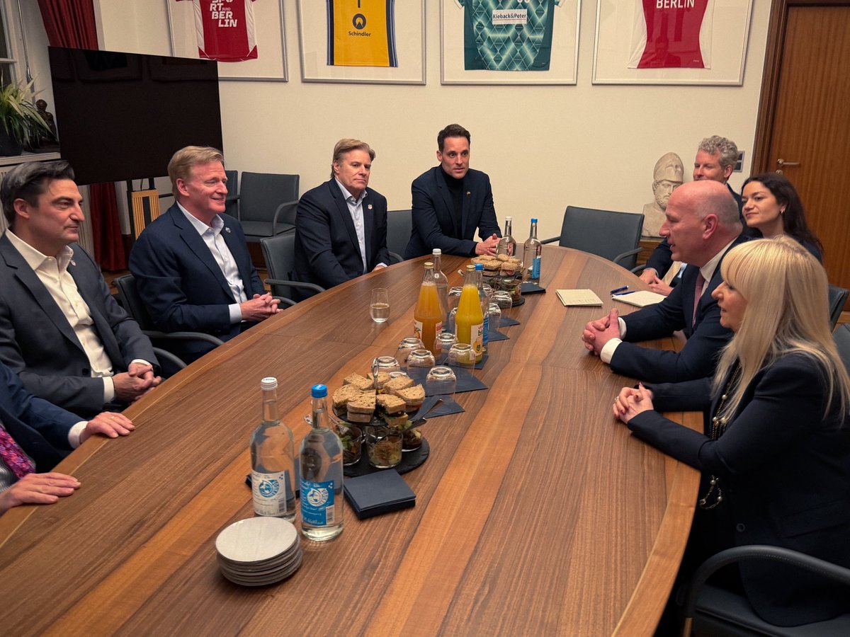 Innensenatorin's tweet photo. Berlin im Football-Fieber!

Im Roten Rathaus trifft heute Berliner Sportgesellschaft auf amerikanische Sportleidenschaft. Gemeinsam mit NFL-Commissioner Roger Goodell, Innen- und Sportsenatorin Iris Spranger, dem Regierenden Bürgermeister Kai Wegner (@regberlin) und zahlreichen deutschen und amerikanischen Gästen aus Politik, Gesellschaft und Sport feiert Berlin seine Rolle als Host City des NFL Berlin Game 2025.

Sportsenatorin Iris Spranger:
„Hier, in unserer Stadt, schreiben wir an diesem Wochenende Sportgeschichte. Zum ersten Mal findet ein reguläres NFL-Saisonspiel im @olympiastadionberlin statt. Ich bin mir sicher, das ist erst der Anfang. Denn die NFL und Berlin werden im Rahmen der Spielserie noch viele gemeinsame Kapitel schreiben.“

Roger Goodell, General Manager, NFL International:
„Ich danke der Sportsenatorin für ihren Einsatz. Ich habe sie letztes Jahr in München kennengelernt. Sie weiß exakt, was sie will und sie lässt nicht zu, dass sich dem etwas in den Weg stellt. Das schätze ich sehr an ihr.“

Die wieder auflebende Partnerschaft im Rahmen der Spielserie der @nfl und Berlin knüpft an die Erinnerungen der 1990er-Jahre an und transformiert diese in eine neue Ära. 

#NFLBerlinGame #Sportmetropole #SenInnSport #BerlinGame2025 #Berlin #AmericanFootball