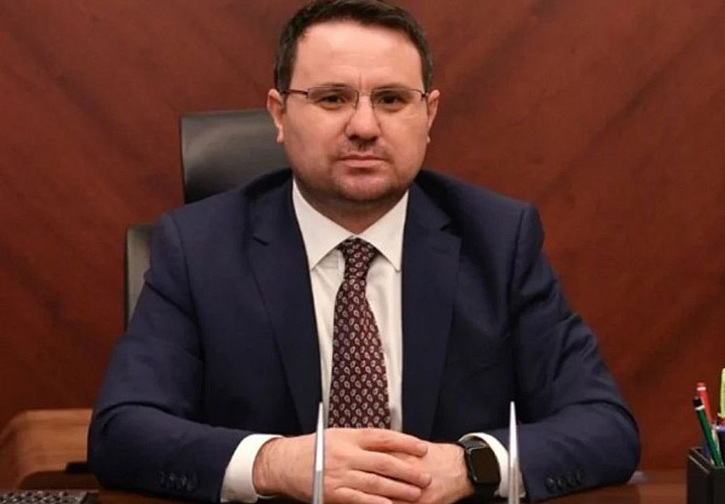 Yargıtay Onursal Daire Başkanı Hamdi Yaver Aktan: (Akın Gürlek hk.)

"Hakim ve savcıların ne yapıp yapamayacakları yasayla belirleniyor. Kazanç getiren bir iş yapamazlar. 

Yapılırsa, Hakimler ve Savcılar Kurulu inceleme yapmak ve soruşturma açmak zorundadır."