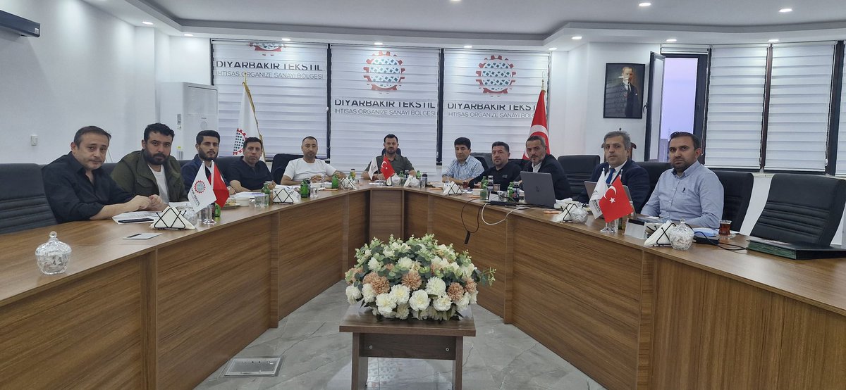 Diyarbakır Tekstil İhtisas OSB Yönetim Kurulu toplantımızı gerçekleştirdik.
Toplantımız, OSB Yönetim Kurulu Başkanımız Sezai AYAS ve Yönetim Kurulu üyelerimizin katılımlarıyla yapıldı.