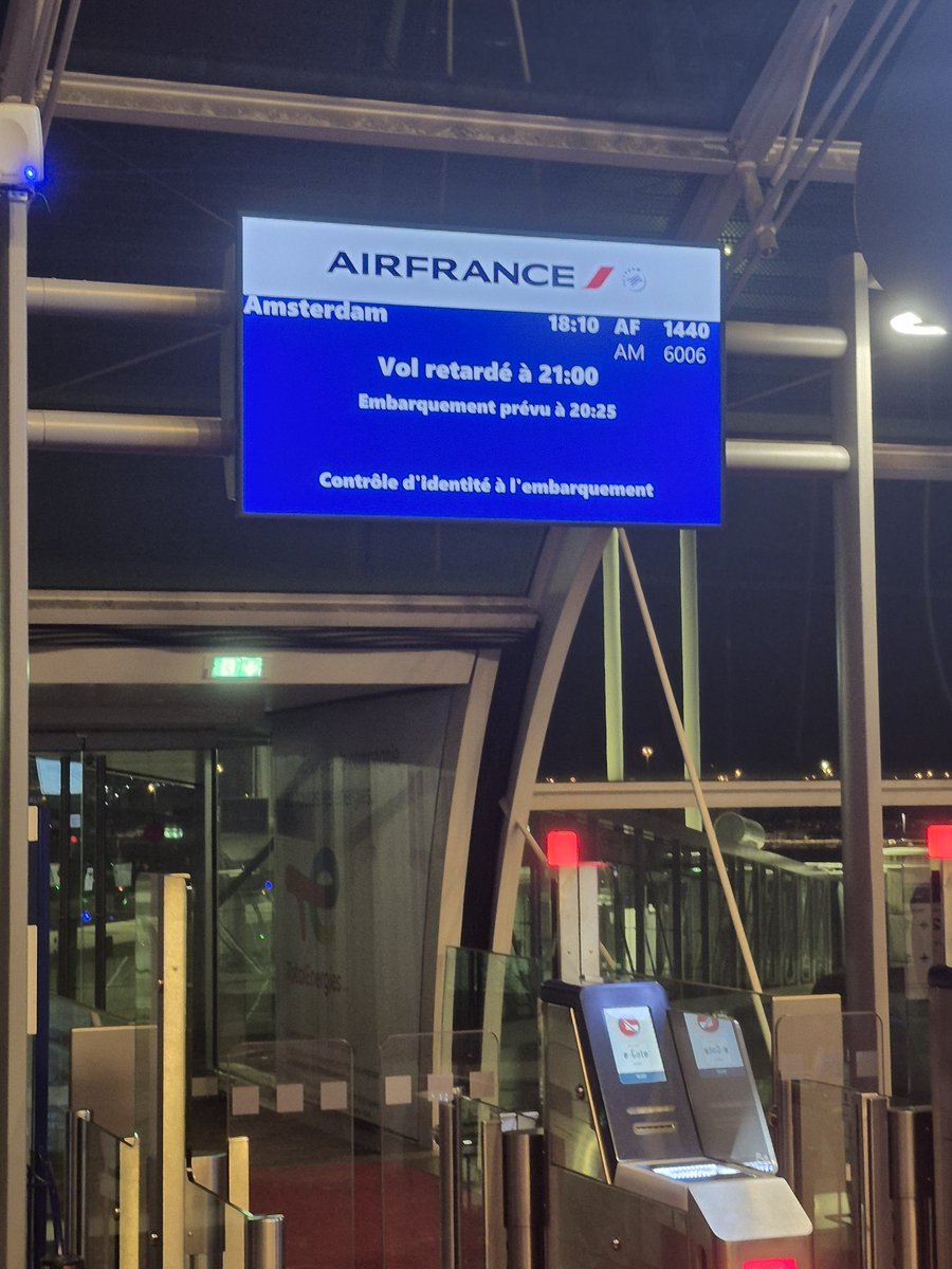 charleyvtl88's tweet photo. Even the @Eurostar train is earlier in Amsterdam @AirFranceFR @KLM What happened? #almost3hoursdelay #delayed #plane https://t.co/8lVBpsioaj