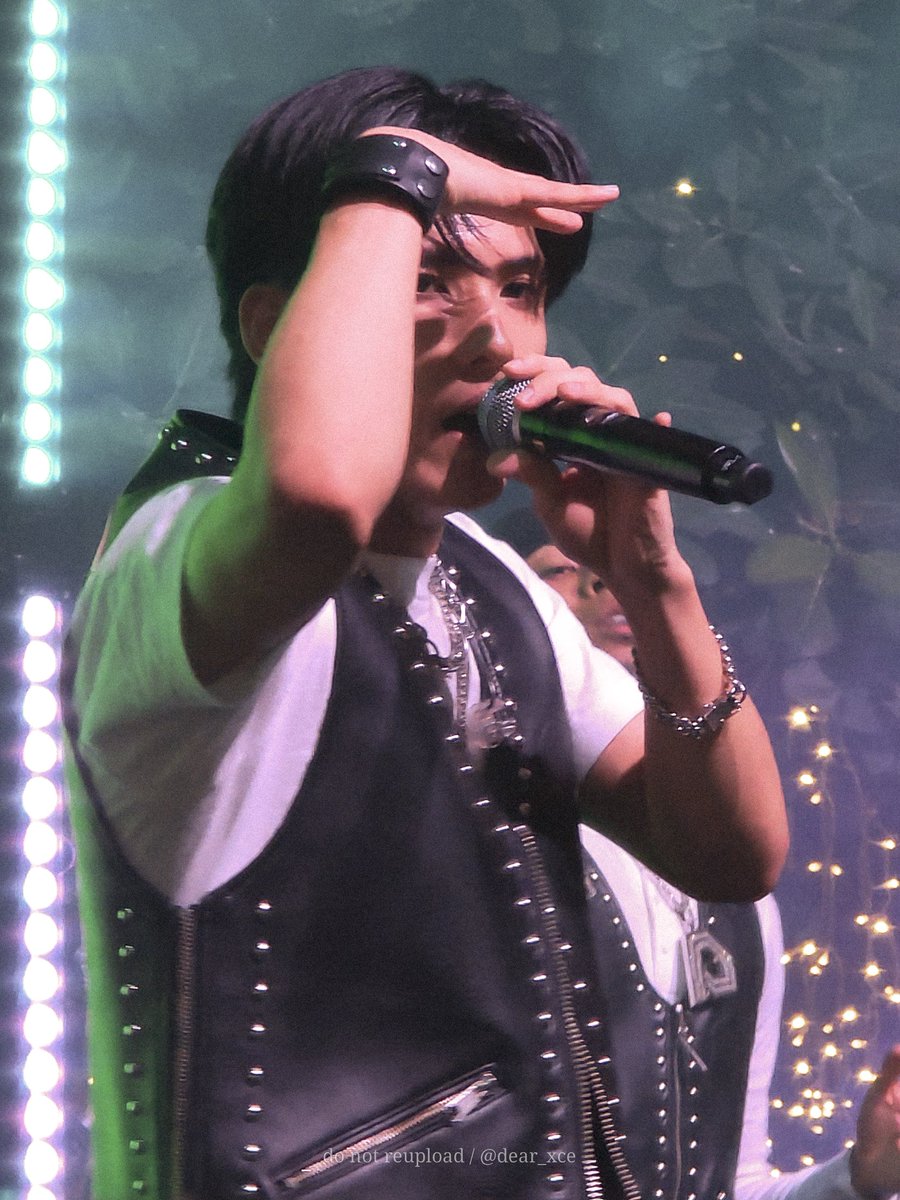 dear_xce's tweet photo. 250927 PSYCHIC FEVER @ Music Matters Live 2025 in Singapore 

Who are you looking for, Kokoro? 

@psyfe_official @psyfe_member 

#KOKORO #小波津志 #PSYCHICFEVER #PCFinSingapore
#MMLive25 #AllThatMatters25 https://t.co/Aa8YRQ6xDU