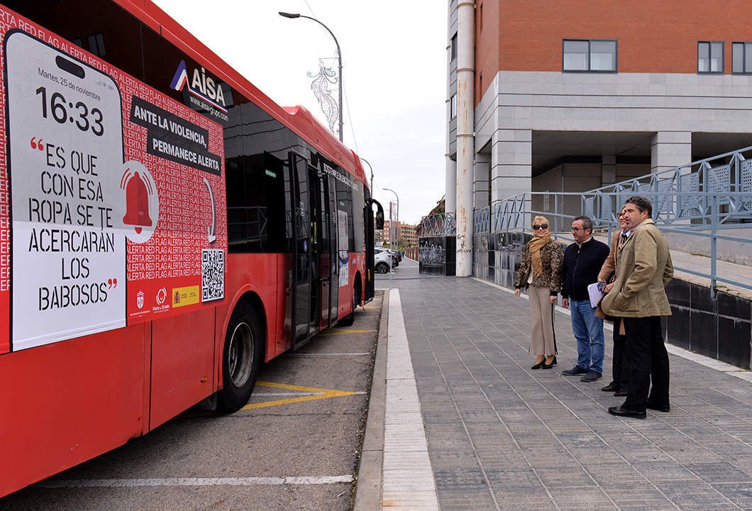 Ayto_Valdemoro's tweet photo. La campaña #ALERTAREDFLAG, de sensibilización y prevención de la #violenciadegénero ya circula en los autobuses urbanos, una iniciativa que se enmarca en el programa municipal de actividades en torno al #DíaInternacionaldelaEliminacióndelaViolenciacontralaMujer. https://t.co/81laaXRERa