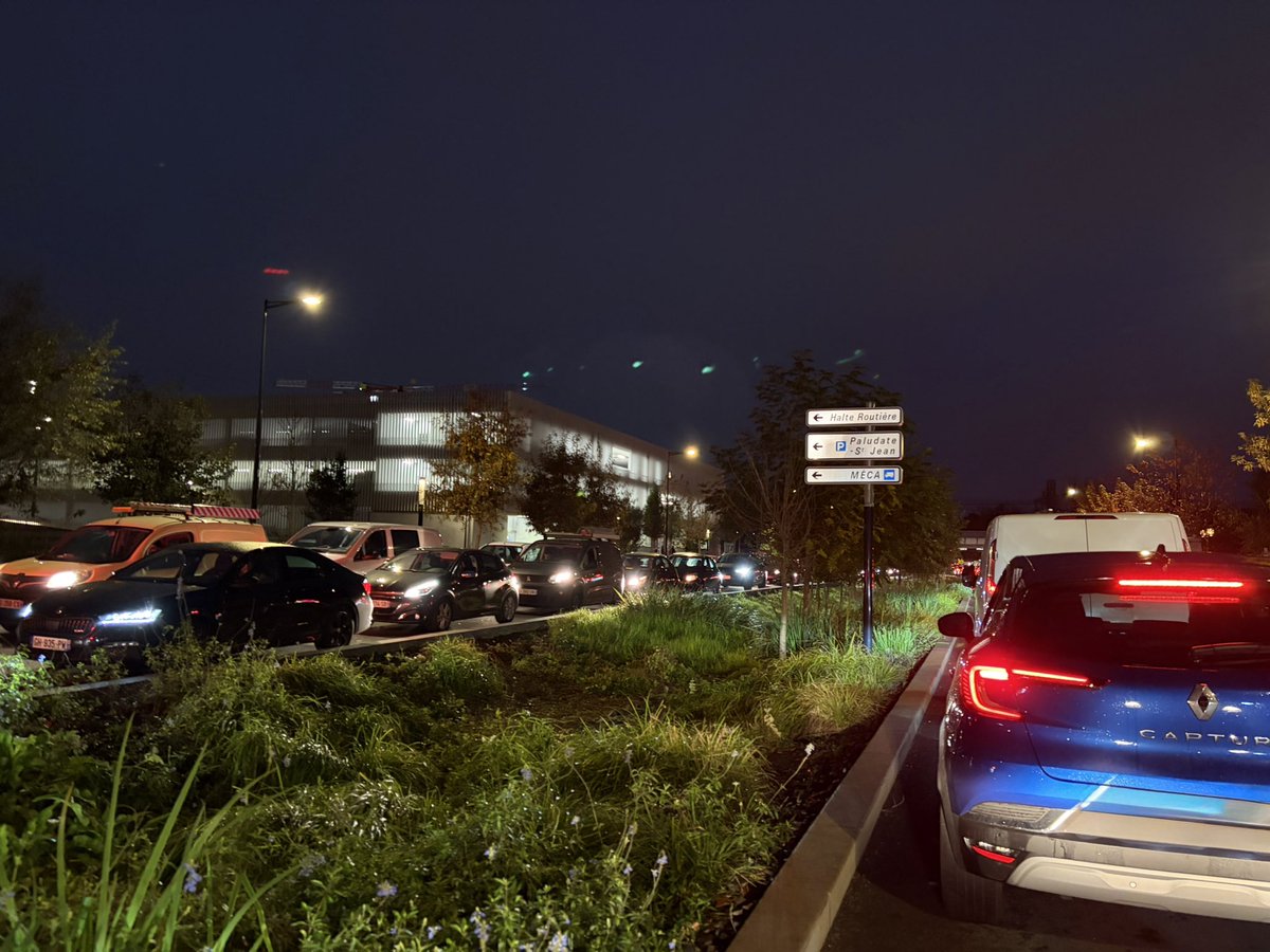 Flonaldoo33's tweet photo. @PierreUnik @Prefet33 @Bordeaux
Cela fait plus de 30 min que je suis bloqué pour parcourir à peine 2 km boulevard des Frères Moga
Il serait peut-être judicieux de mettre des agents pour fluidifier la circulation. Merci de penser aux usagers 😉 https://t.co/jeZInLZw1m