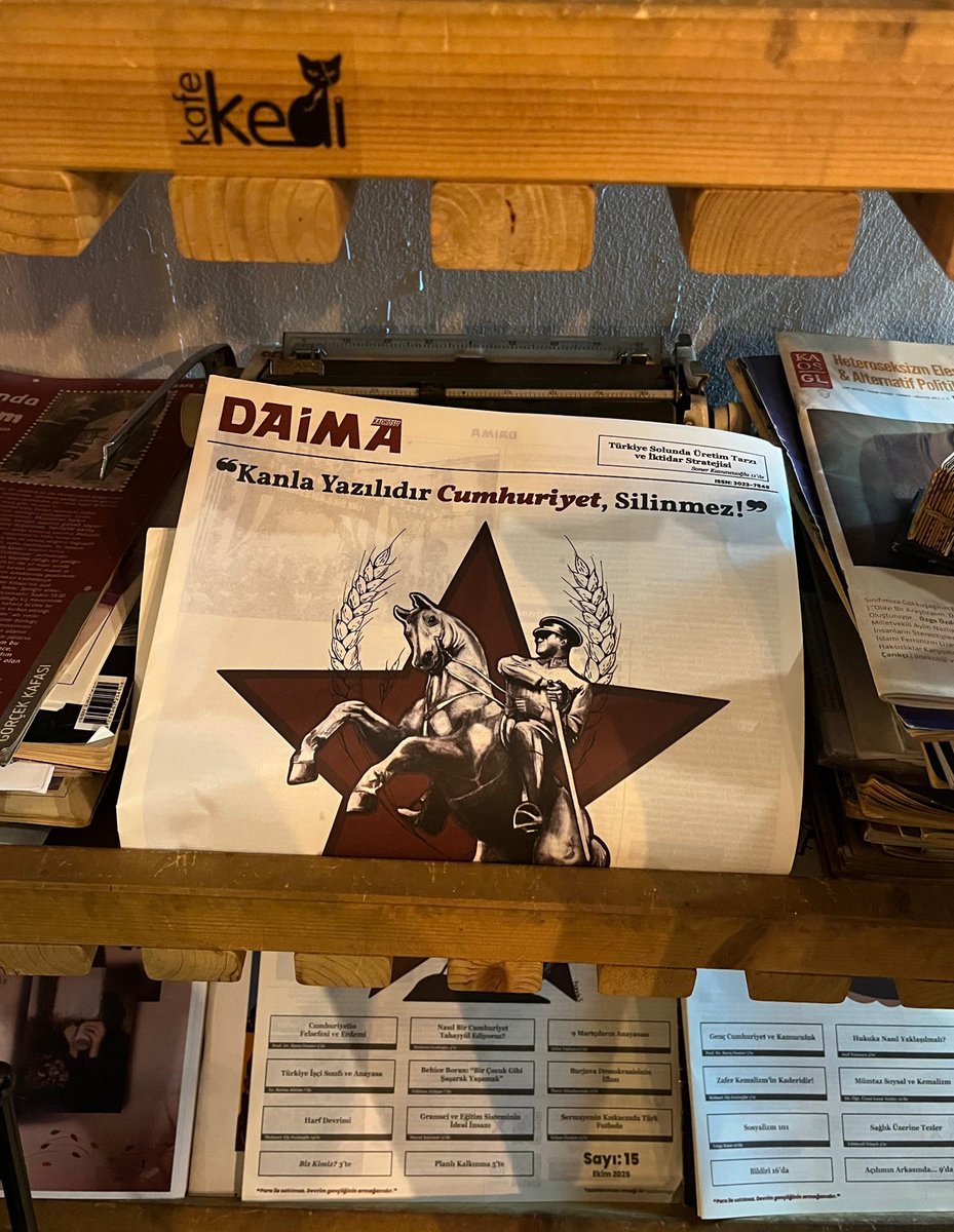 daimagzt's tweet image. 15. Sayımız Dağıtımda!

—İstanbul
📍Tekin Yayınevi (Üsküdar)
📍Mephisto (Beyoğlu)
📍İmge Kitabevi (Kadıköy)
📍Tarihçi Kitabevi

—Ankara
📍İmge Kitabevi
📍Piraye Sahaf
📍Harbiye Sahaf 
📍Fırat Sahaf
📍Ankara Kültür Evi
📍ADD Çankaya Şubesi

—Kocaeli
📍Ege Sahaf
📍Kedi Kafe
📍Pati…