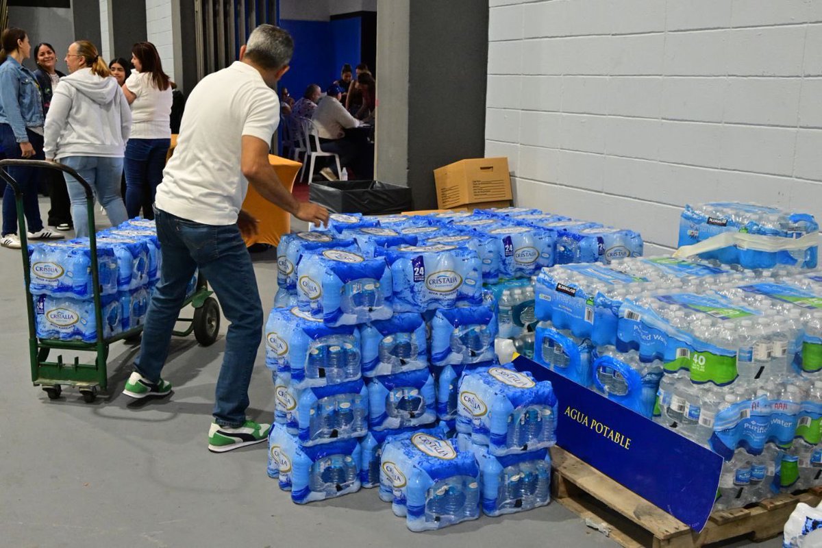 En el segundo día de recogido de artículos de primer necesidad para los damnificados del huracán Melissa en Jamaica, la secretaria <a href="/RosachelyRivera/">Rosachely Rivera Santana</a> visitó el centro de acopio de San Juan para inspeccionar los trabajos y exhortar a los ciudadanos a seguir donando. <a href="/gobiernodepr/">Gobierno de Puerto Rico</a>