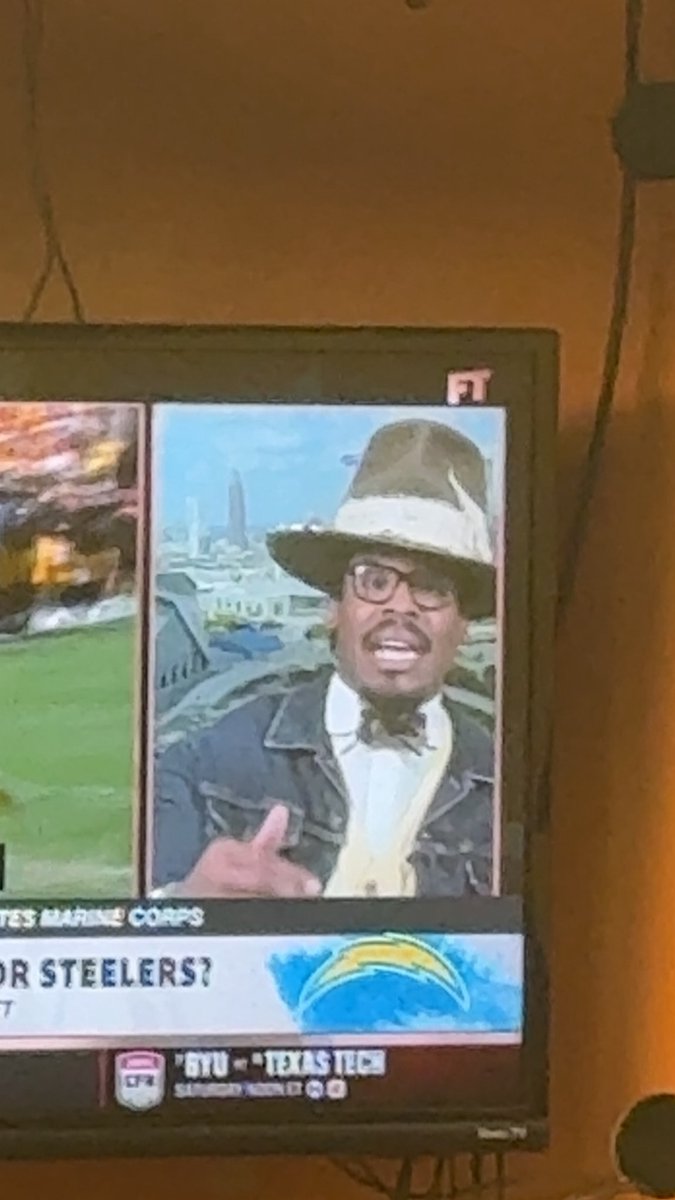 acouplabeers's tweet image. How tf can anyone take cam newton seriously when he always dressed like a batman villain #riddlemethis