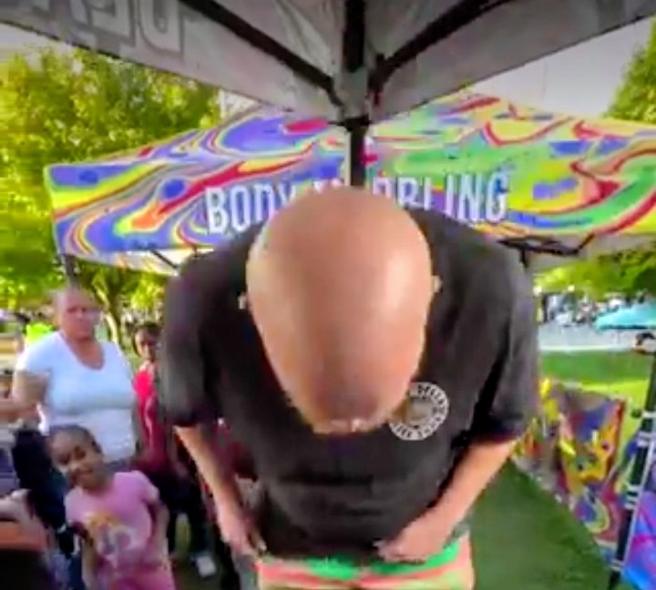 Tecrübe, çok şey bilmek değil,
Başında saç kalmayıp kel 
Kaldığında, hediye olarak tarak vermesi gibidir.