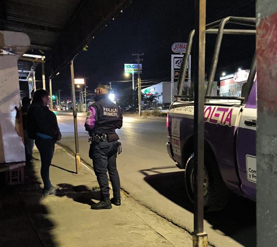 Elementos de la Policía Preventiva, Agrupamiento Violeta y Policía Ambiental realizan recorridos en avenidas principales para brindar seguridad a trabajadores que esperan transporte de personal.

La Comisaría reafirma su compromiso con las y los saltillenses.
#PorAmorASaltillo