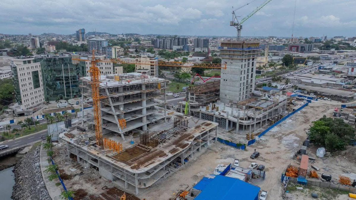 benjimk's tweet image. 🇬🇦🏗🚧🛣🏢 𝐋𝐞 𝐆𝐚𝐛𝐨𝐧 𝐞𝐧 𝐩𝐥𝐞𝐢𝐧𝐞 𝐭𝐫𝐚𝐧𝐬𝐟𝐨𝐫𝐦𝐚𝐭𝐢𝐨𝐧 𝐢𝐧𝐟𝐫𝐚𝐬𝐭𝐫𝐮𝐜𝐭𝐮𝐫𝐞𝐥𝐥𝐞 𝐬𝐞 𝐯𝐞𝐮𝐭 𝐮𝐧𝐞 𝐝𝐞𝐬𝐭𝐢𝐧𝐚𝐭𝐢𝐨𝐧 𝐚𝐭𝐭𝐫𝐚𝐜𝐭𝐢𝐯𝐞

Le Gabon a entamé un vaste chantier de constructions d'infrastructures visant à transformer en profondeur…