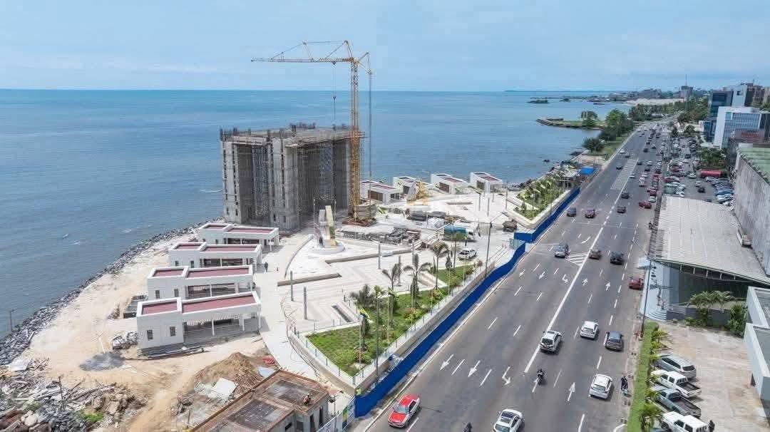 benjimk's tweet image. 🇬🇦🏗🚧🛣🏢 𝐋𝐞 𝐆𝐚𝐛𝐨𝐧 𝐞𝐧 𝐩𝐥𝐞𝐢𝐧𝐞 𝐭𝐫𝐚𝐧𝐬𝐟𝐨𝐫𝐦𝐚𝐭𝐢𝐨𝐧 𝐢𝐧𝐟𝐫𝐚𝐬𝐭𝐫𝐮𝐜𝐭𝐮𝐫𝐞𝐥𝐥𝐞 𝐬𝐞 𝐯𝐞𝐮𝐭 𝐮𝐧𝐞 𝐝𝐞𝐬𝐭𝐢𝐧𝐚𝐭𝐢𝐨𝐧 𝐚𝐭𝐭𝐫𝐚𝐜𝐭𝐢𝐯𝐞

Le Gabon a entamé un vaste chantier de constructions d'infrastructures visant à transformer en profondeur…
