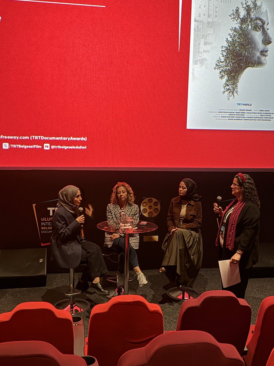 _busragoktas_'s tweet photo. TRT Uluslararası Belgesel Ödülleri’nde Under an Olive Tree izleyiciyle buluştu. 

Ayşenur Ezgi Eygi’nin tanındığını görmek ilham olduğuna şahit olmak onur vericiydi. 

#KiminHikayesiKiminGerçeği
@TRTBelgeselFilm https://t.co/hLpRSePLNG