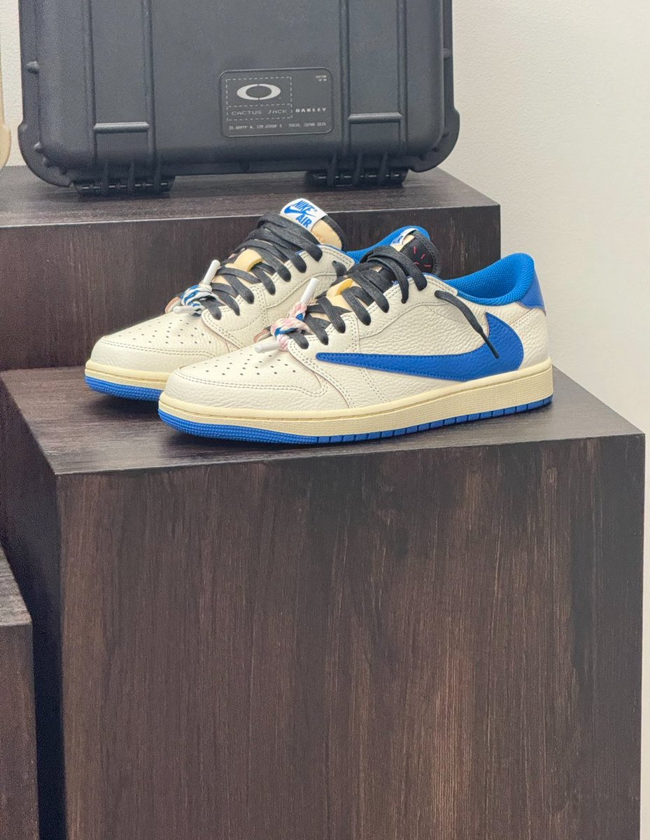 Yo <a href="/trvisXX/">TRAVIS SCOTT</a> <a href="/Nike/">Nike</a> I know you’ll probably never see this but any way you can bless me with these? 💙🌵✅