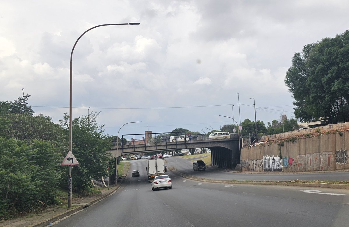 gabrielleozyns1's tweet image. @CityofJoburgZA @RegionF_Joburg @PresidencyZA @CleanerJoburg @JhbParksZoo @DadaMorero Park corner Joe slovo &amp;amp; Doris st Yeoville, the rest Joe Slovo Rd- no lane markings, damaged bridge railings, damaged stairs, dumping - bridge before St John&apos;s school. Where is the cleanup here?