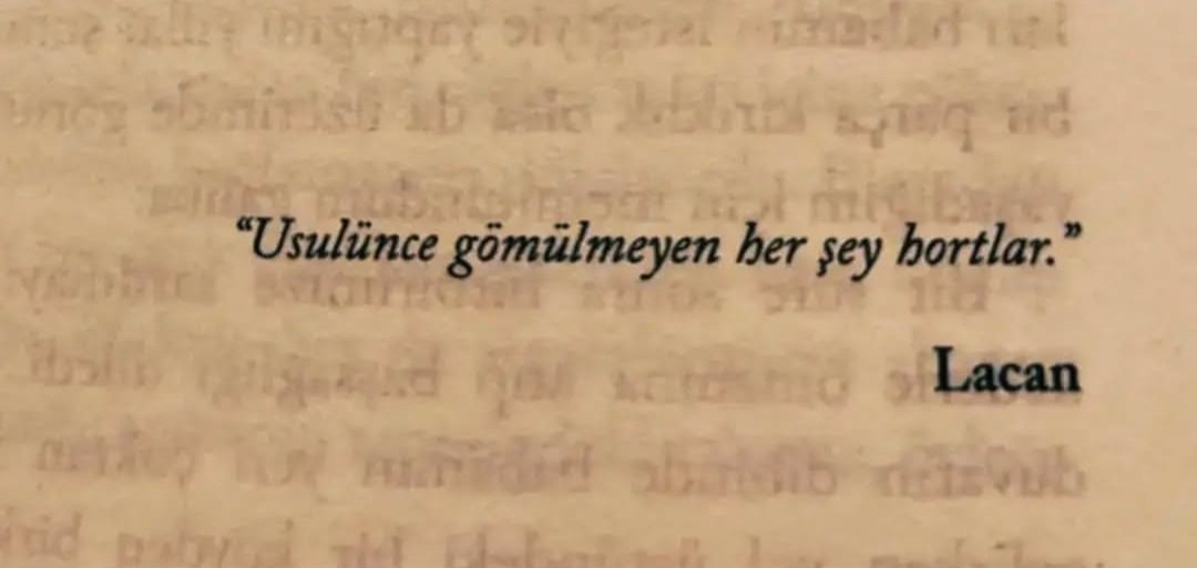 Bu söze, bu fotoğrafa bayılıyorum desem yeridir. Font'un arkasındaki (okunamayan) yazılar sözün anlamını iyi yansıtmış.