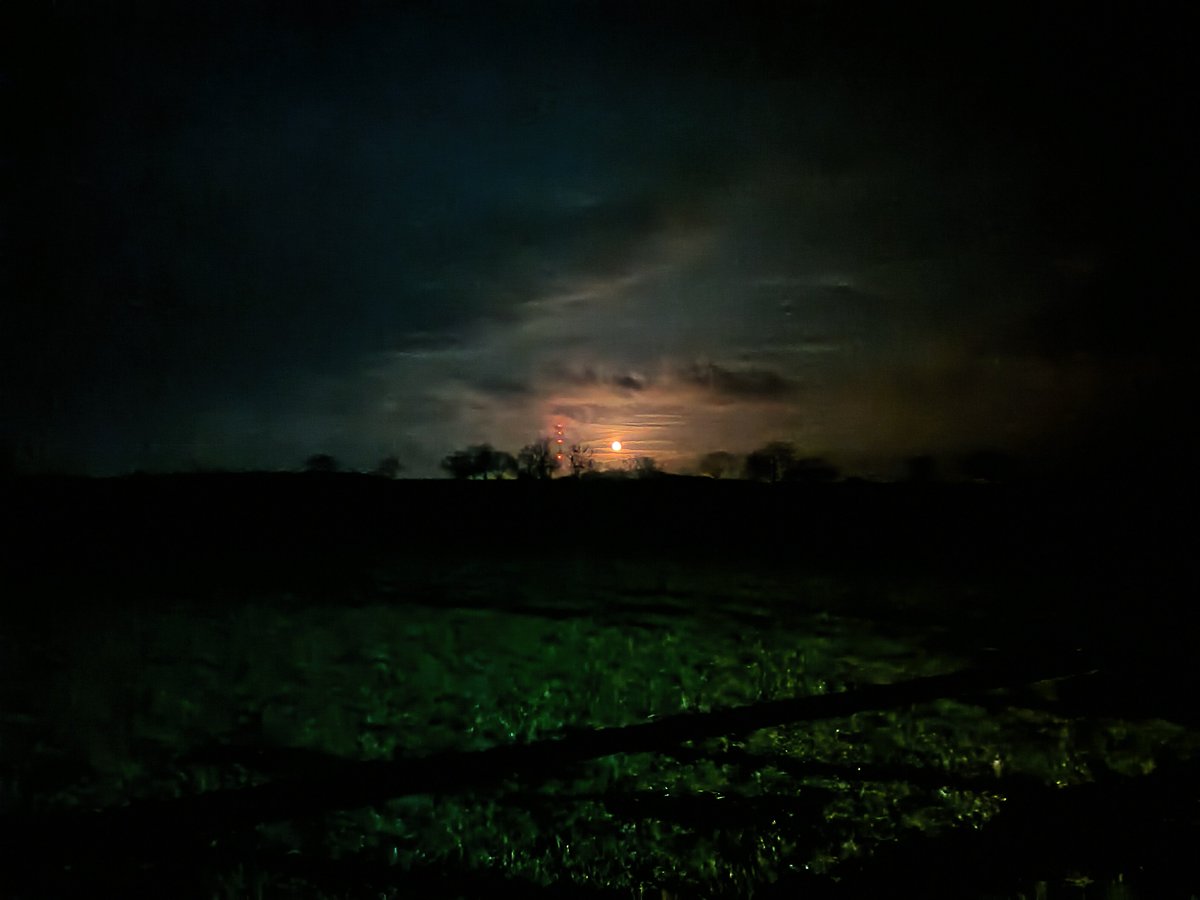 MelJD46's tweet photo. There's a moody shot for you...#risingmoon #leicestershire https://t.co/ySghKvz6Ah