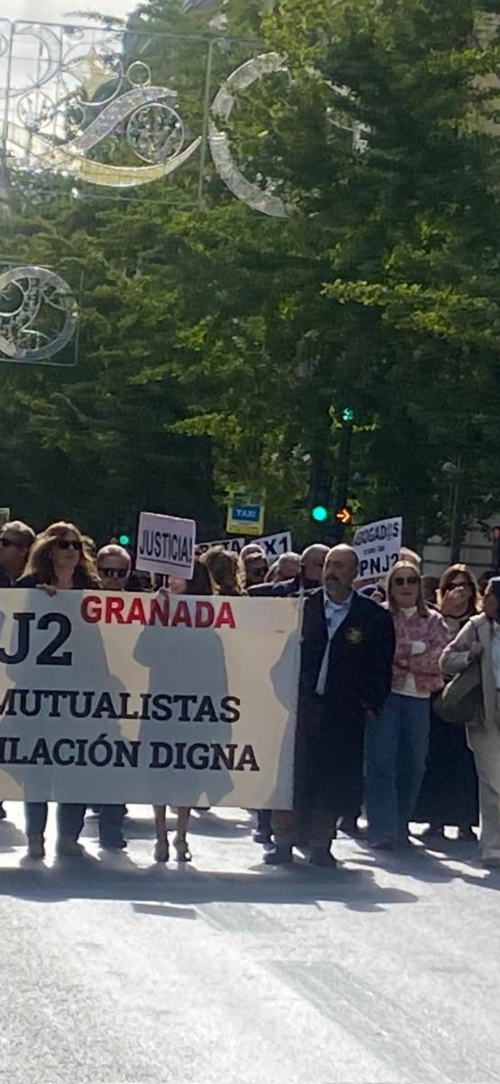 nativid75847277's tweet photo. #CumpleConLosJ2 @gpscongreso @ppopular @sumar @VOX_Congreso @Podemos @JuntsXCat  Abogad@s y Procura andaluces se han "tirado literalmente" por calles d Granada exigiendo justa Pasarela al Reta 1×1 para Todos seguirán por toda España #Transaccional1x1yTodosJ2 #PropuestaNormativaJ2 https://t.co/ZoF9DBPMy1