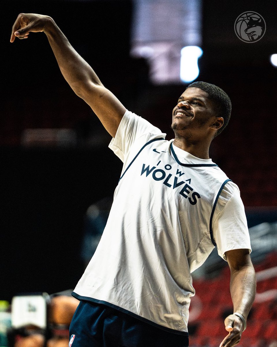 iawolves's tweet photo. screaming, crying, throwing up, WE PLAY BASKETBALL TODAY https://t.co/Fi0F5IRMUb