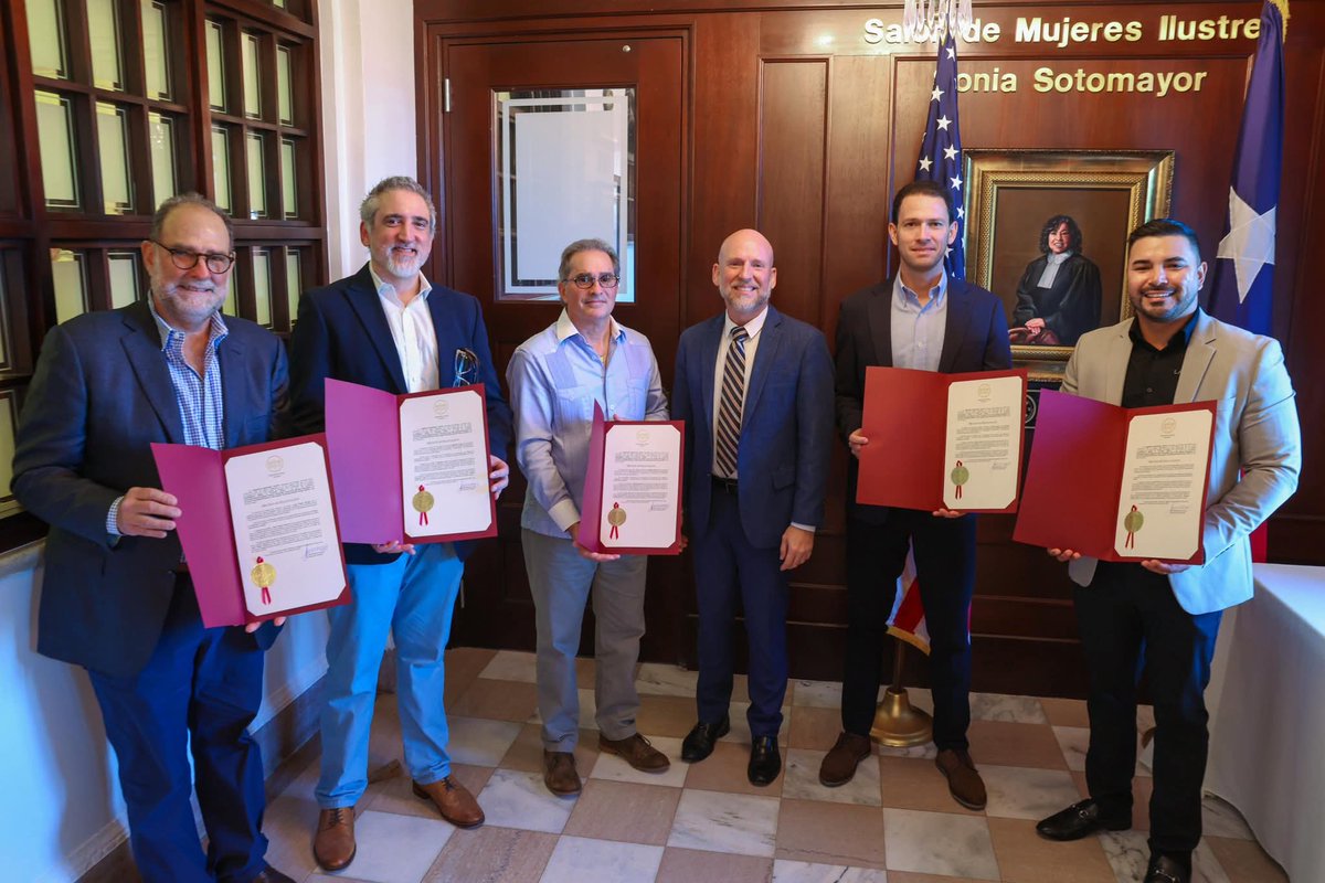 EN EL SENADO - El senador Ángel Toledo reconoció a seis destacados empresarios de la industria de bebidas artesanales en Puerto Rico. 

Luis Cruz, Alejandro Trigo, José "Pepe" Álvarez, Omar Rosa, Carlos López y Joaquín Bacardí, su dedicación y compromiso con nuestra identidad.