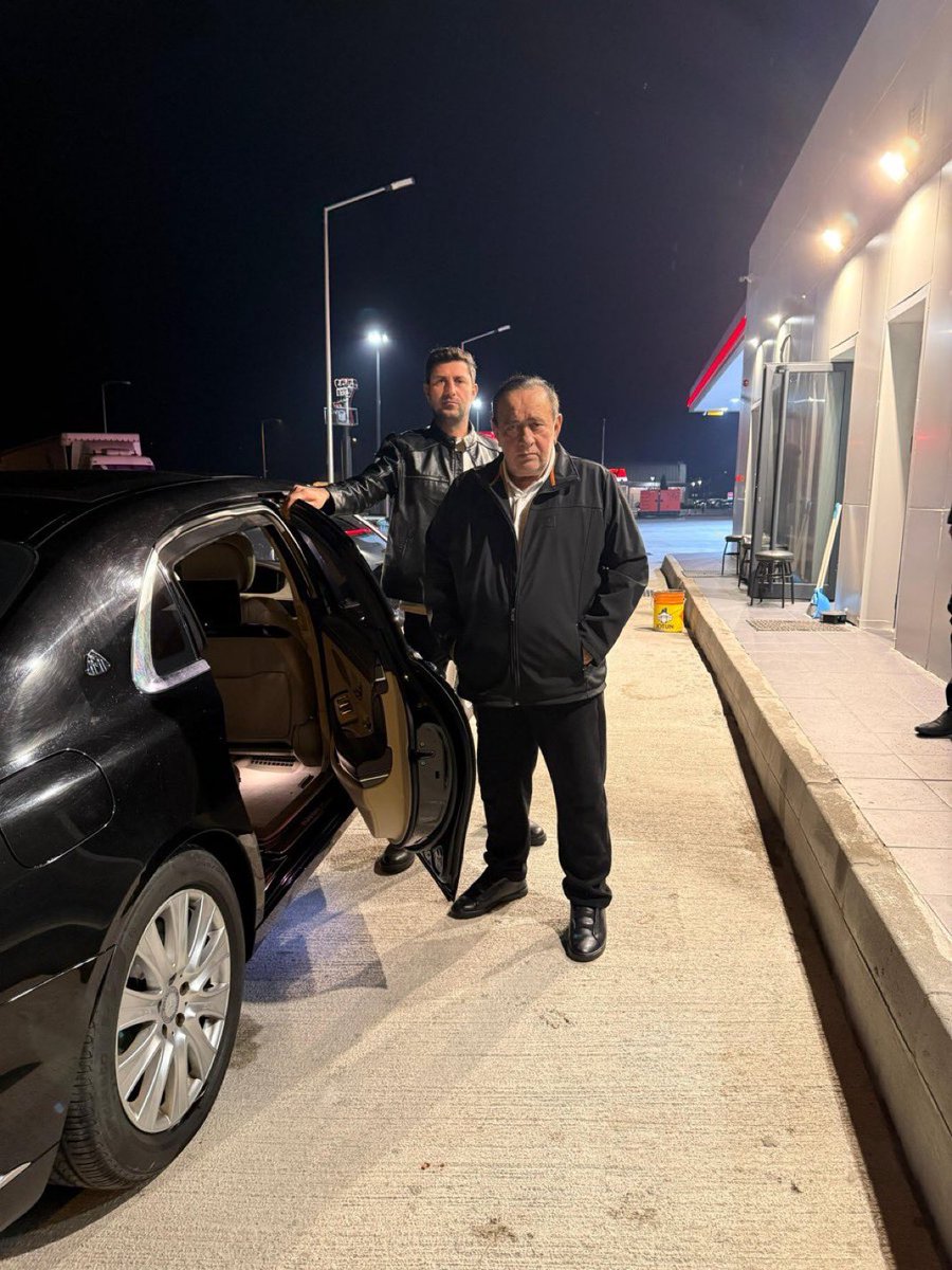 “Alaattin Çakıcı yurt dışına kaçtı” iddiaları ortalıkta dolaşırken, Çakıcı’nın ‘yakın dostu’ olarak bilinen Üzeyir Çakmaktaş, yaptığı fotoğraflı paylaşımla bu iddiaları yalanladı. 

Alaattin Çakıcı’nın Bodrum’da  bir benzinlikte çekilmiş fotoğrafı anlık olarak paylaşıldı.