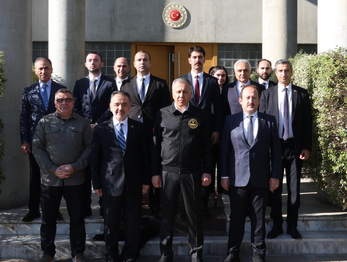 Pakistan'da İslamabad Büyükelçiliğimizi ziyaret ederek, Büyükelçimiz Sayın İrfan Neziroğlu ve kıymetli çalışma arkadaşlarımızla bir araya geldik.

Ülkemiz adına yürüttükleri gayretli çalışmalar için teşekkür ediyor, kendilerine başarılar diliyorum. 🇹🇷🇵🇰

📍Pakistan