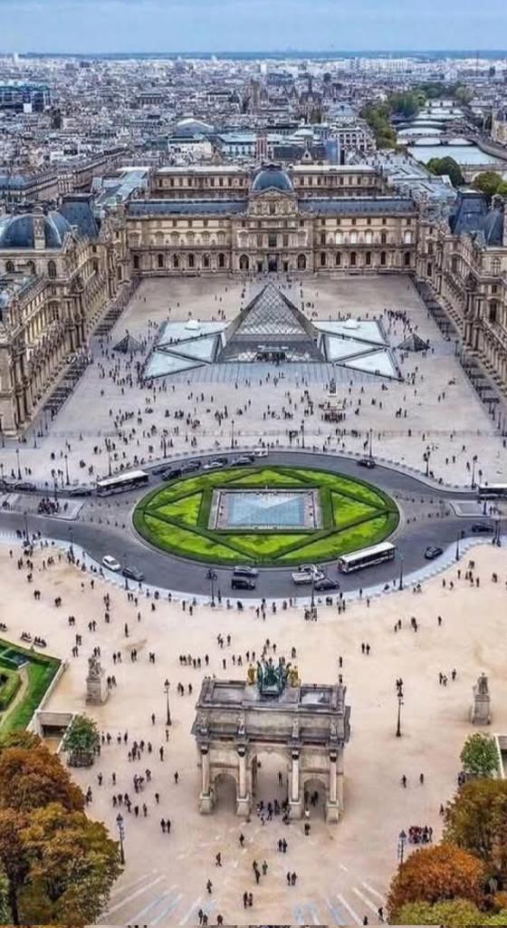 El Museo el Louvre y en el margen inferior el Arco de Triunfo del Carrusel #Paris
#amazing #tourism