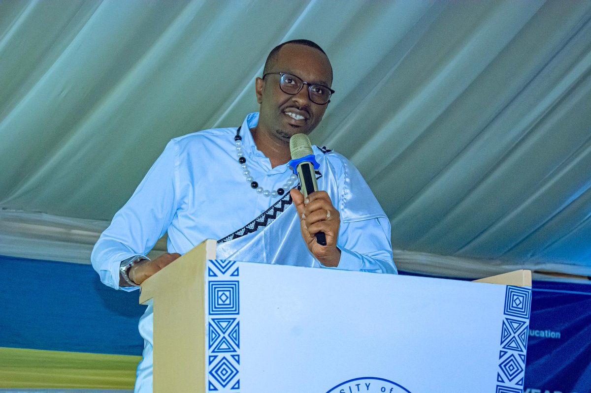 KayonzaDistrict's tweet photo. Umuyobozi w’Akarere  @BoscoNyemazi yasabye abanyeshuri bashya kwimakaza indangagaciro z’umuco Nyarwanda, kubyaza umusaruro amahirwe bahawe no kwirinda ingeso mbi, abibutsa ko guhitamo kwiga muri @UR_CoE ari intambwe ikomeye mu rugendo rwo gutegura ejo hazaza heza habo n’Igihugu. https://t.co/XMKmyLZEAd