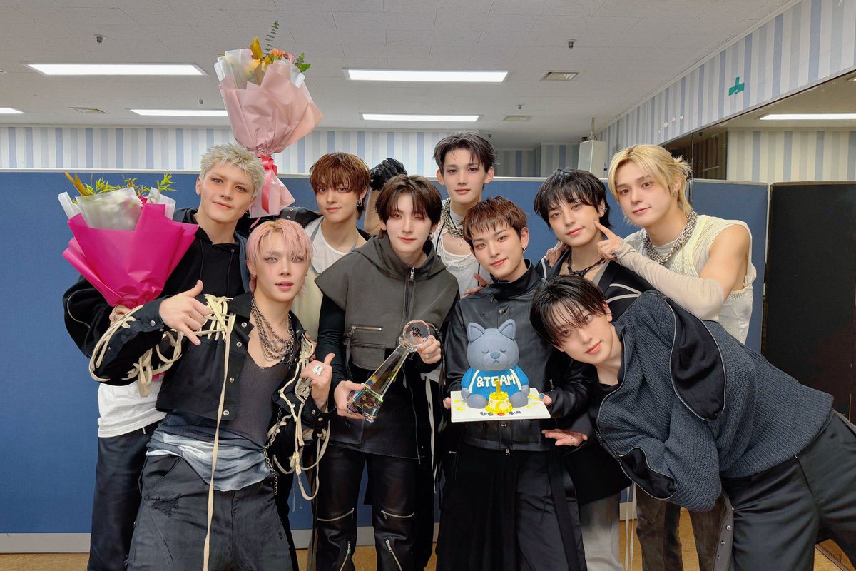 KpopperFanmulti's tweet photo. 🏆 251107 - MUSIC BANK - WINNER #andTEAM 🎉
#BacktoLife3rdWin #BacktoLife_3rdWin
#andTEAM3rdWin https://t.co/suYEeOtWpd