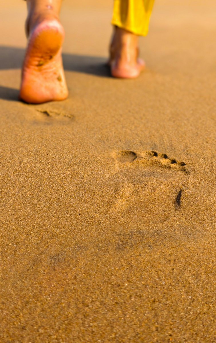Barefoot walking is beneficial for individuals with persistent plantar heel pain: "... walking #barefoot was associated with greater improvements in pain ... than walking while wearing shoes." Photo by Debabrata Hazra on Unsplash sciencedirect.com/science/articl…