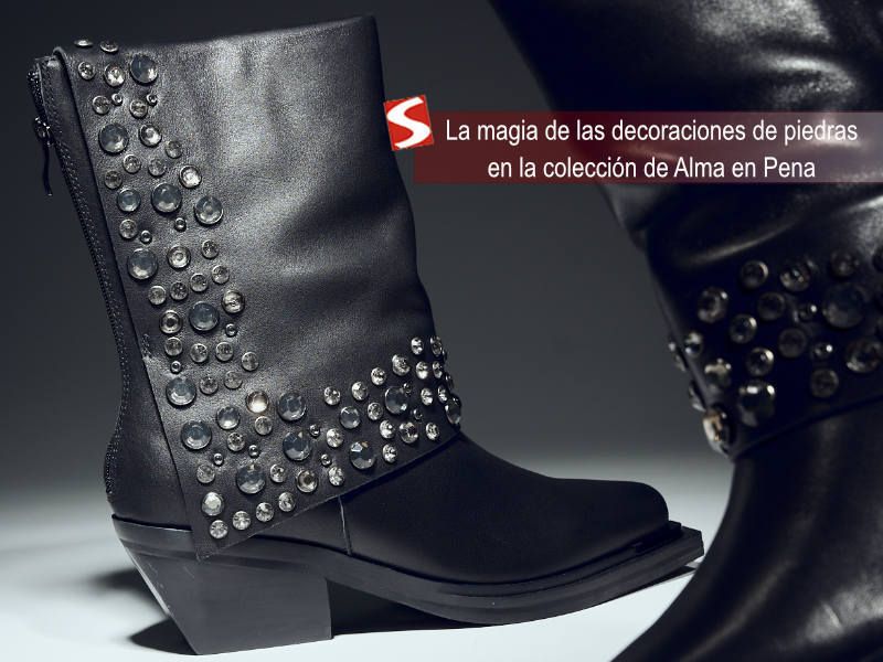 STYLEAMERICAmag's tweet image. La magia de las decoraciones de piedras brillantes en la colección de #zapatos y botas de Alma en Pena ➡️ buff.ly/xDAxxaX #StyleModa