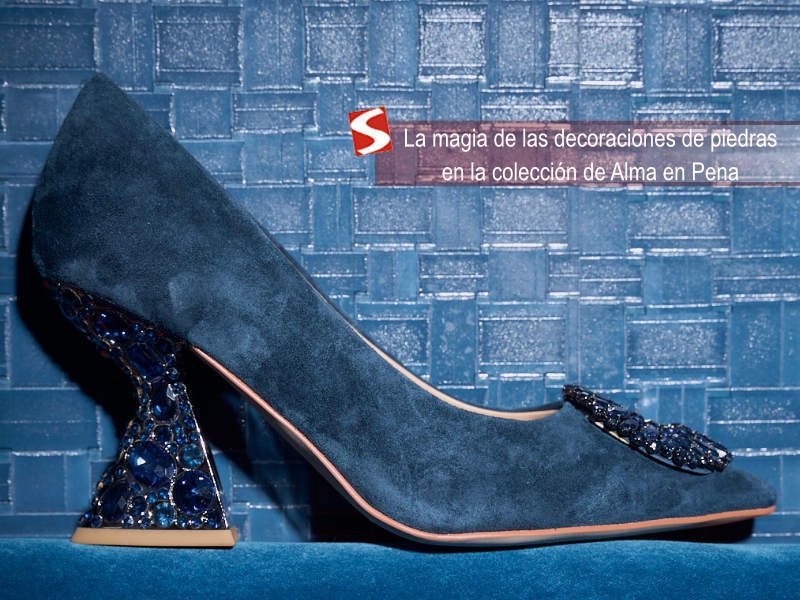 STYLEAMERICAmag's tweet image. La magia de las decoraciones de piedras brillantes en la colección de #zapatos y botas de Alma en Pena ➡️ buff.ly/xDAxxaX #StyleModa