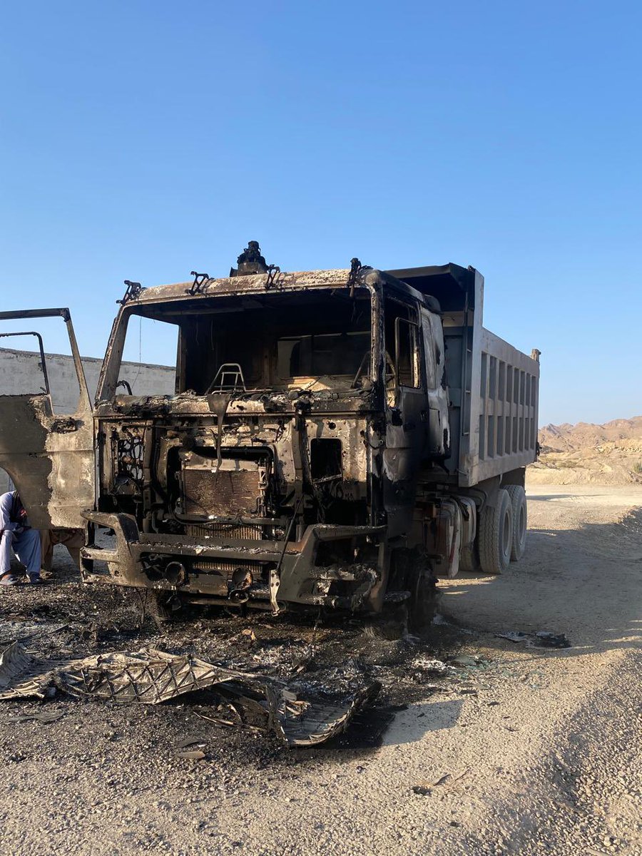 imtiazchandyo's tweet image. بلوچستان میں ڈی بلوچ کمپنی کے سندھی مزدوروں کو بلوچ سرماچاروں کی طرف سے اغوا کرنے کی مذمت کرتا ہوں۔ غریبوں کو اغوا کر کہ مار کر اگر بلوچستان آزاد ہوجاتا ہے تو شاید ان کی کم عقلی ہے۔ سڑکیں بنانے والے سندھی ہوں یا پنجابی اور سرائیکی۔۔ ان کو ٹارگٹ کرنا نہ بہادری ہے نہ انقلابی سوچ۔۔…