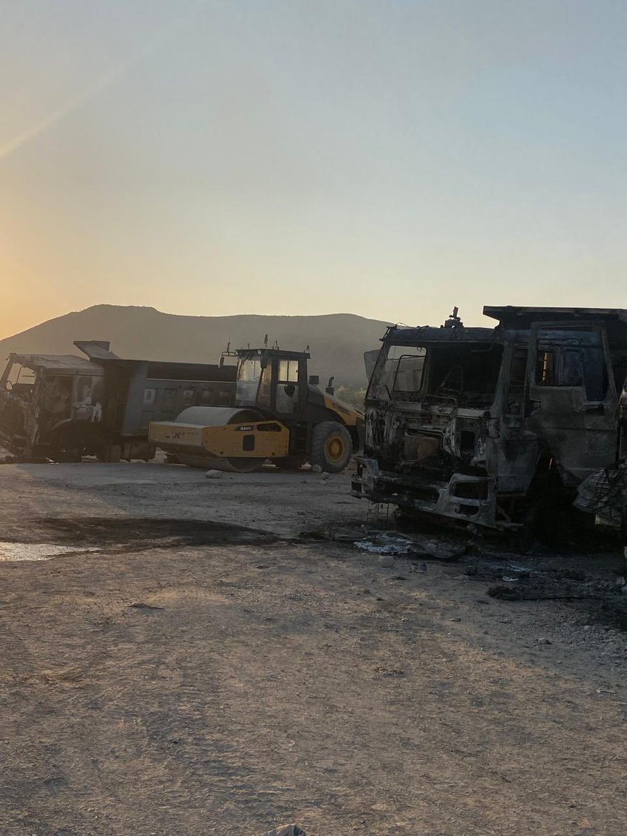 imtiazchandyo's tweet image. بلوچستان میں ڈی بلوچ کمپنی کے سندھی مزدوروں کو بلوچ سرماچاروں کی طرف سے اغوا کرنے کی مذمت کرتا ہوں۔ غریبوں کو اغوا کر کہ مار کر اگر بلوچستان آزاد ہوجاتا ہے تو شاید ان کی کم عقلی ہے۔ سڑکیں بنانے والے سندھی ہوں یا پنجابی اور سرائیکی۔۔ ان کو ٹارگٹ کرنا نہ بہادری ہے نہ انقلابی سوچ۔۔…