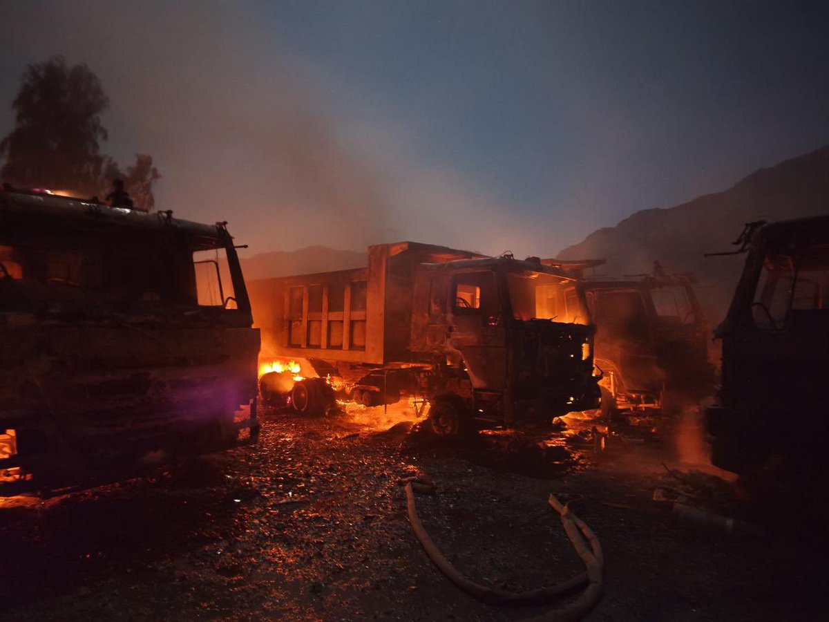 imtiazchandyo's tweet image. بلوچستان میں ڈی بلوچ کمپنی کے سندھی مزدوروں کو بلوچ سرماچاروں کی طرف سے اغوا کرنے کی مذمت کرتا ہوں۔ غریبوں کو اغوا کر کہ مار کر اگر بلوچستان آزاد ہوجاتا ہے تو شاید ان کی کم عقلی ہے۔ سڑکیں بنانے والے سندھی ہوں یا پنجابی اور سرائیکی۔۔ ان کو ٹارگٹ کرنا نہ بہادری ہے نہ انقلابی سوچ۔۔…