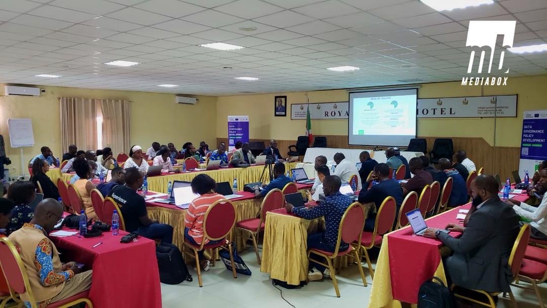 mediabox16's tweet photo. 🚀 Le #Burundi franchit une nouvelle étape vers sa souveraineté numérique !

Aujourd’hui, la Stratégie Nationale de Gouvernance des Données (#SNGD) a été officiellement validée. Un jalon majeur pour la transformation digitale du pays. 🇧🇮

La cérémonie s’est tenue en présence de la Secrétaire Permanente au @FinancesBdi , du Représentant du @NEPAD_Agency , du Représentant du #GIZ, ainsi que du Représentant de la Commission Économique des Nations Unies pour l’Afrique (@ECA_OFFICIAL).

💡 #Mediabox, engagée depuis trois jours au cœur des travaux avec l’intervention de notre Directeur Général a activement contribué aux échanges techniques et stratégiques aux côtés des acteurs publics, privés et institutionnels.

Cette stratégie s’articule autour de 7 piliers structurants :

• Gouvernance et leadership
• Cadre juridique et réglementaire
• Gestion, accès et interopérabilité des données
• Infrastructures et partage
• Sécurité et protection des données personnelles
• Développement des capacités et culture de la donnée
• Économie des données et innovation

Un tournant décisif pour doter le Burundi d’une gouvernance des données efficace, inclusive et tournée vers l’avenir.

#BurundiDigital #DataGovernance #TransformationNumérique #SouverainetéNumérique #Innovation #DigitalAfrica