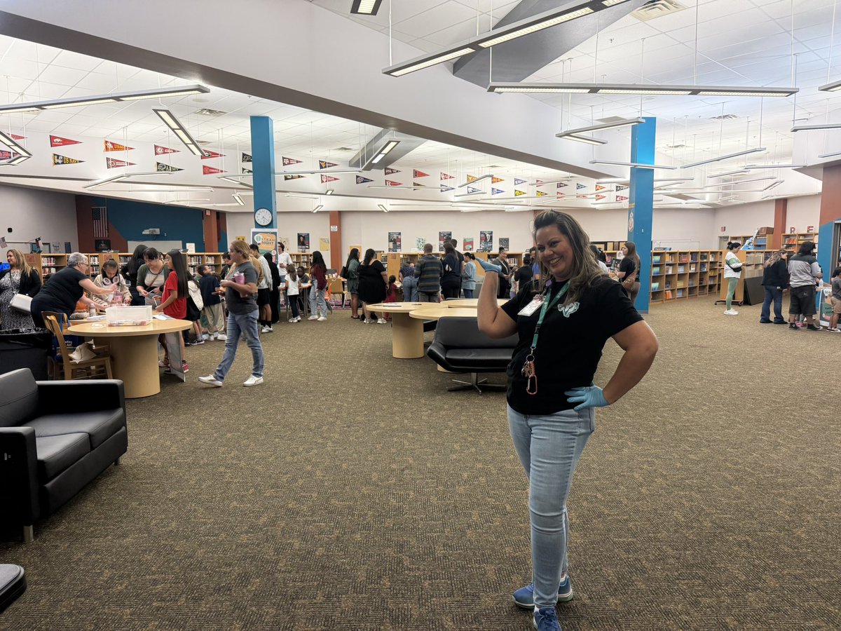 AnaMartinez_LMS's tweet image. Building community and hosting literacy night is a highlight of our library—a great turnout all around! We are Sparta! @PHills_HS