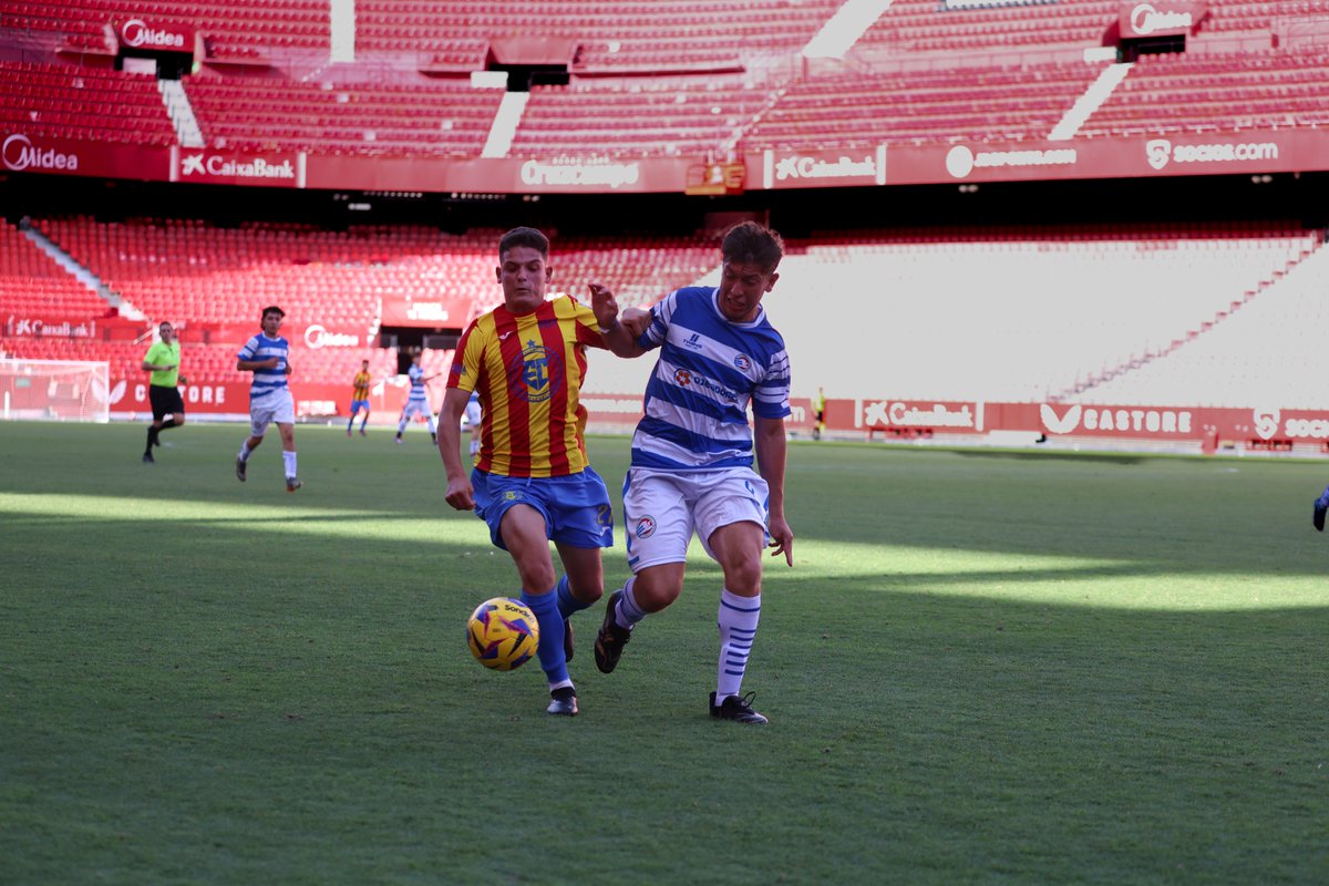 InternacionalFC's tweet photo. ⚽ El Internacional Futbol Club vuelve al Sánchez-Pizjuán para el Torneo Senior (+17) el 30/05/26.

🎬 Coincide con el éxito del documental del club, finalista en varios festivales.

📩 ¿Quieres jugar con nosotros? Escríbenos.

#Sevilla2026 #InternacionalFutbolClub #TorneoSenior https://t.co/KT1X7RBq9V