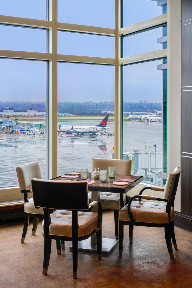 Vous cherchez une touche de luxe pendant votre escale? <a href="/FairmontYVR/">Fairmont Vancouver Airport</a> est là pour vous!

Faites une pause au Globe@YVR pour un dîner express deux services ou un 5 à 7 quotidien, ou détendez-vous au spa et centre de remise en forme avant votre prochaine aventure. 🍴